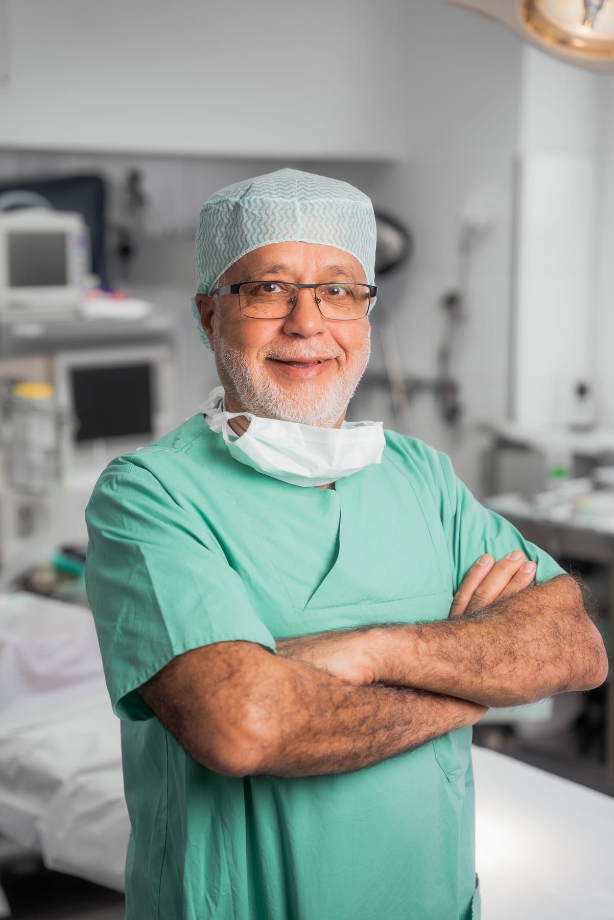 Dr. med. Sultan Afghanyar — Inhaber des AOZ Wiesbaden, Facharzt für Anästhesie, im OP-Saal